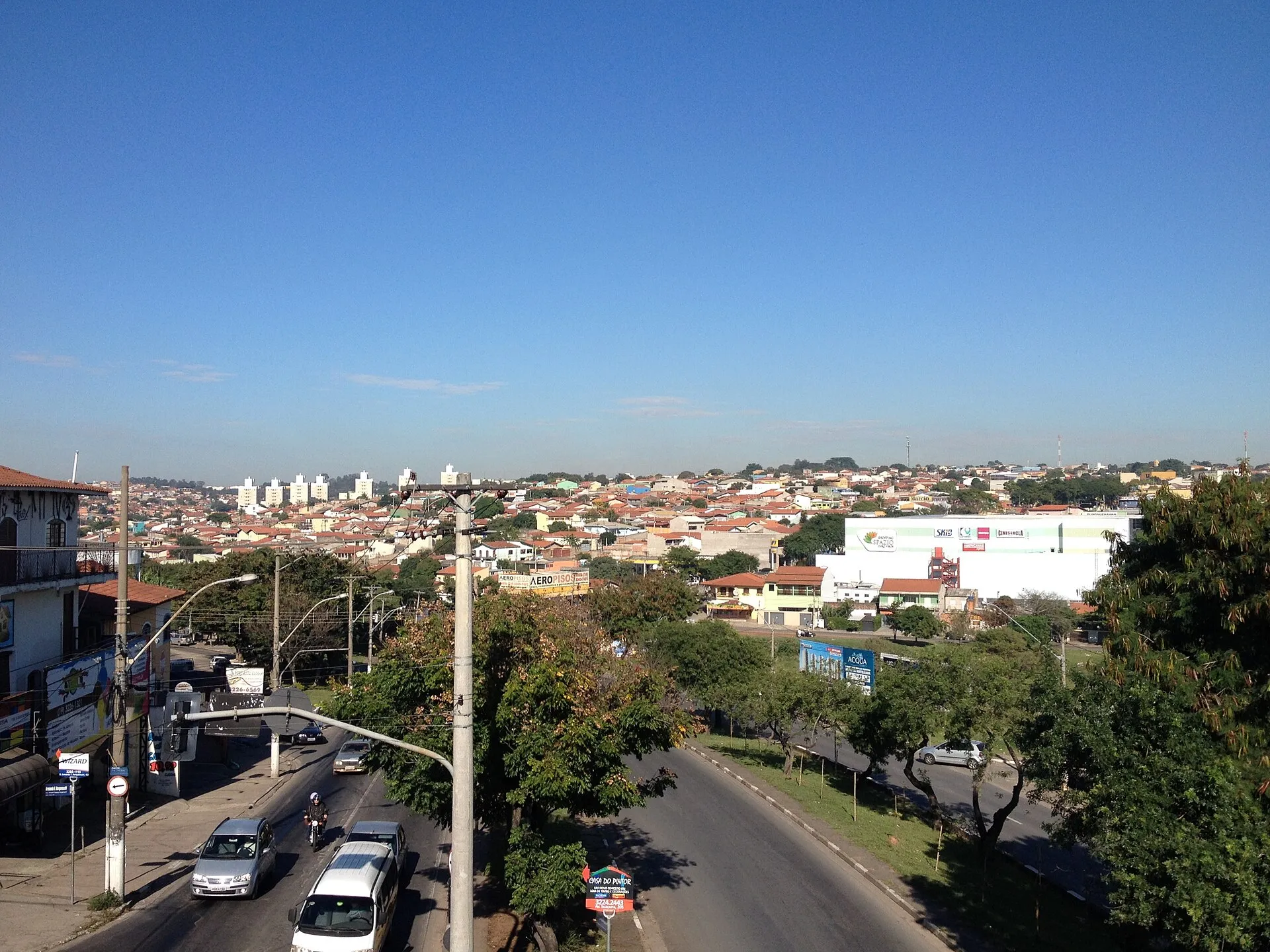 Avenida Ruy Rodriguez em Ouro Verde com vista de ruas e construções sob céu azul