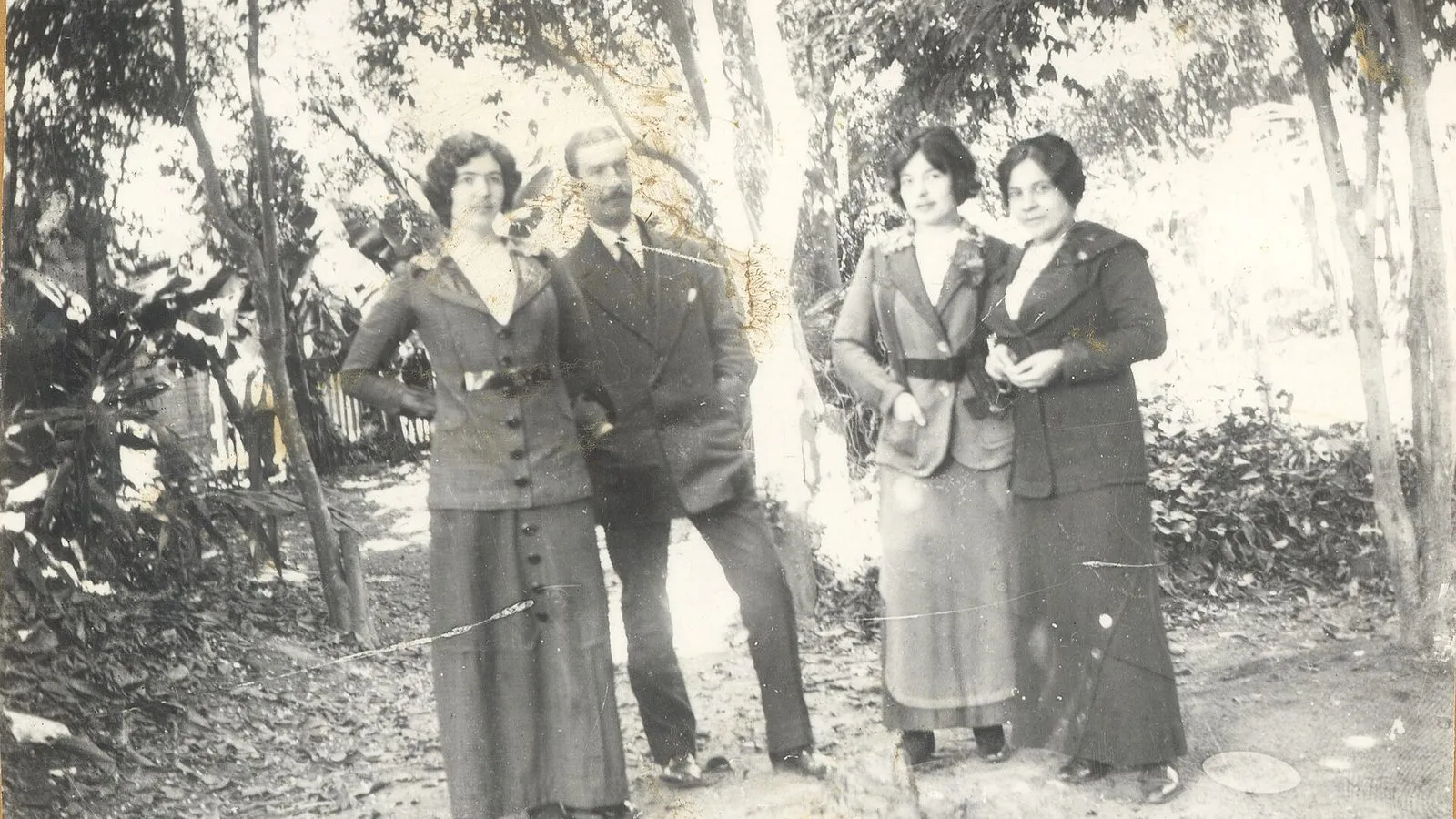 Visitantes no Bosque dos Jequitibás em foto antiga, do acervo do Centro de Memória da Unicamp.