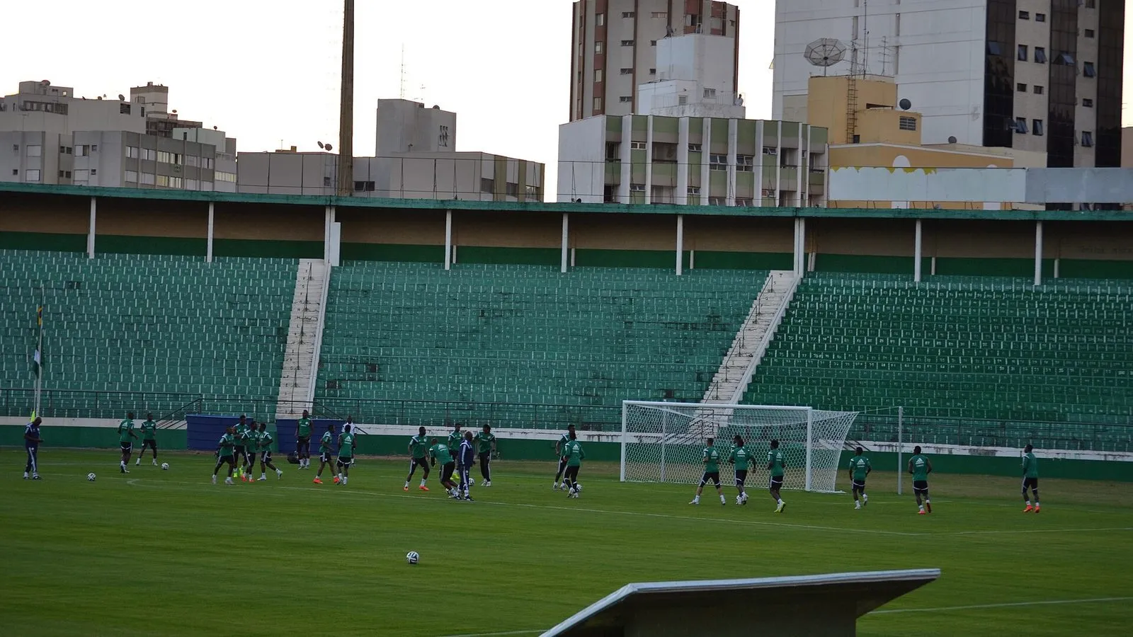 Arquibancadas verdes do Estádio Brinco de Ouro da Princesa, casa do Guarani, em Campinas, com jogadores treinando no gramado