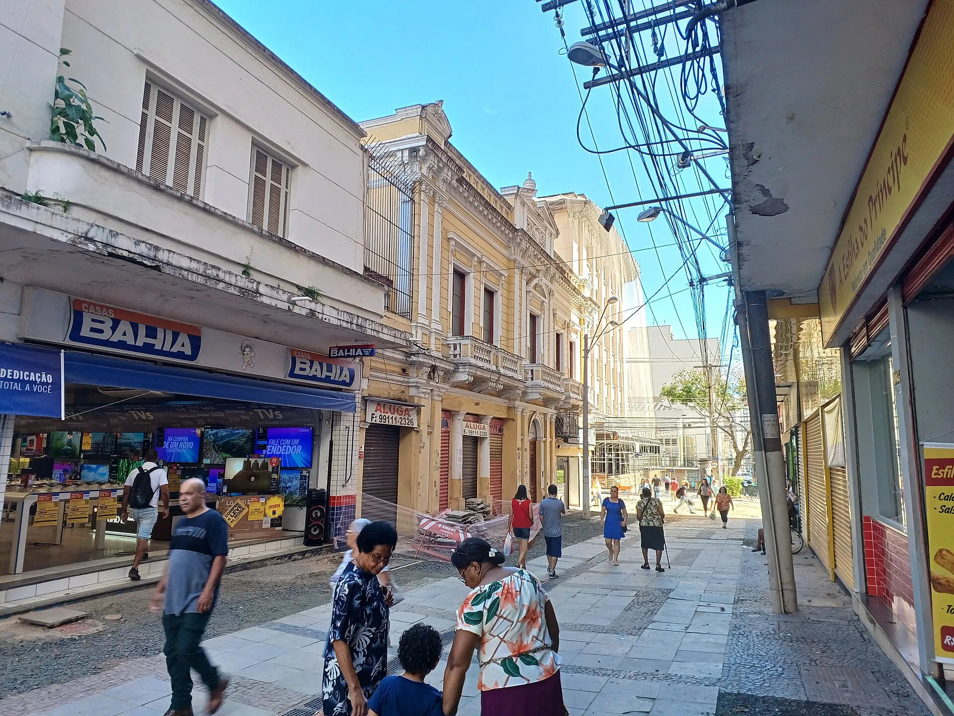 Rua do centro de Campinas com edifícios históricos e pessoas caminhando ao fundo