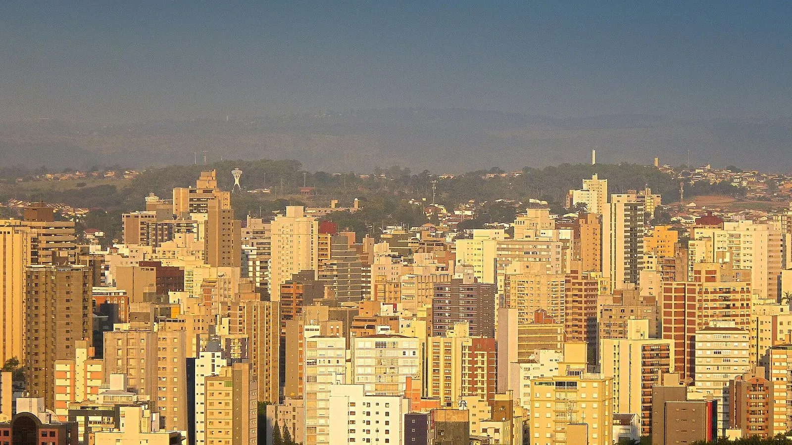 Prédios residenciais de Campinas vistos do alto, ao fim da tarde