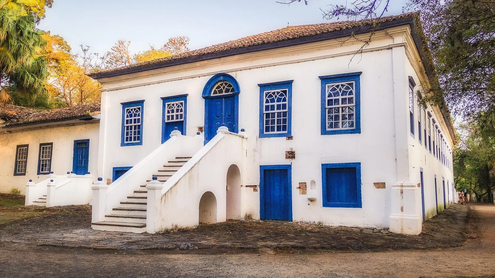 Casarão branco de janelas azuis da antiga Fazenda Mato Dentro, dentro do Parque Ecológico de Campinas