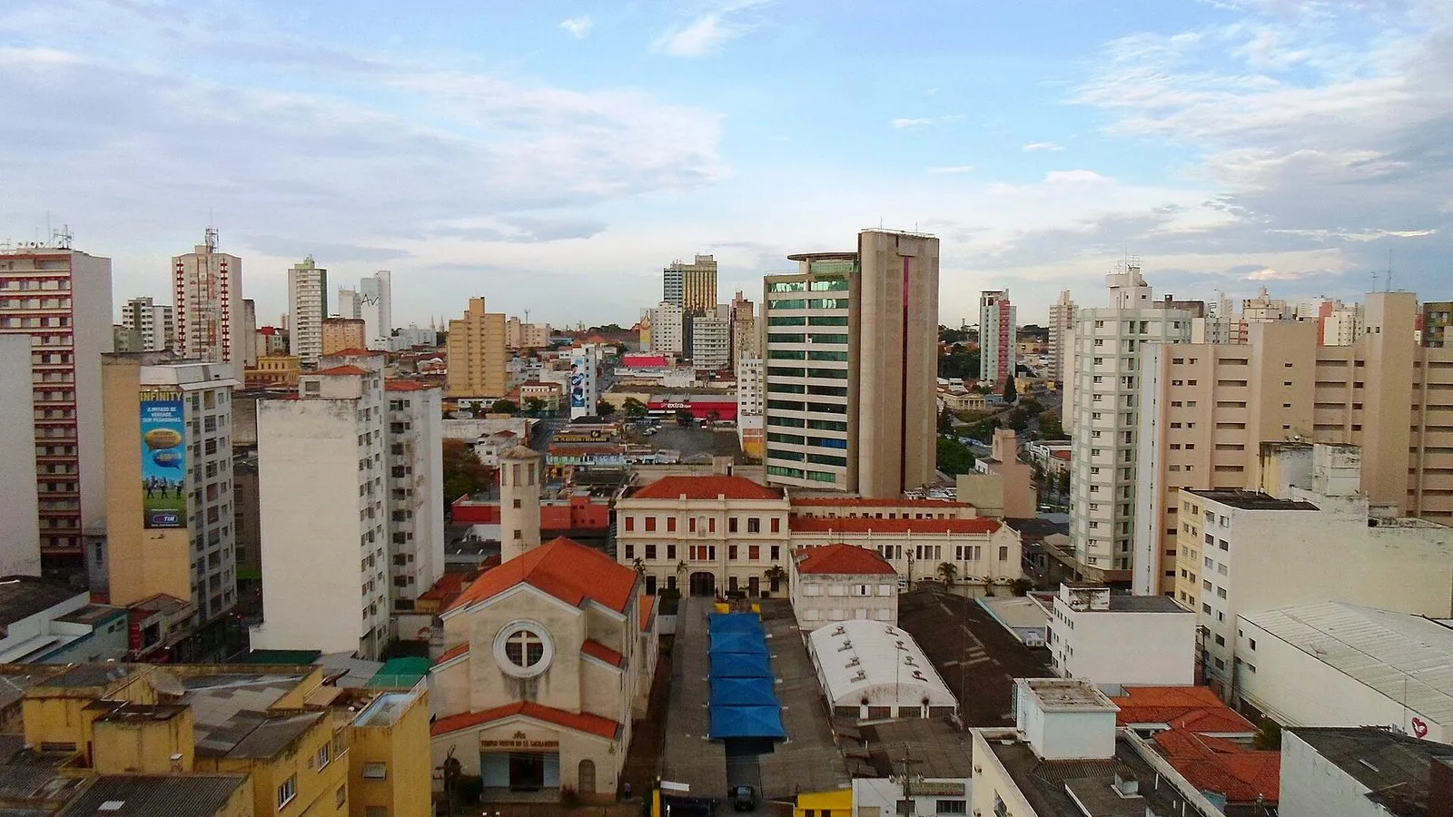 Vista do Centro de Campinas com prédios e ruas