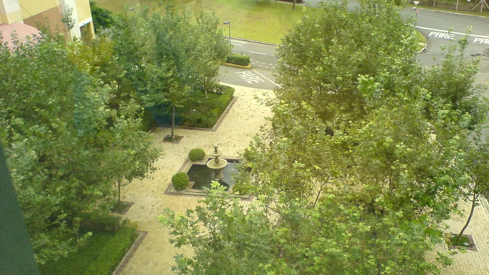 Jardim com chafariz e árvores na área externa do Shopping Iguatemi Campinas, visto do alto