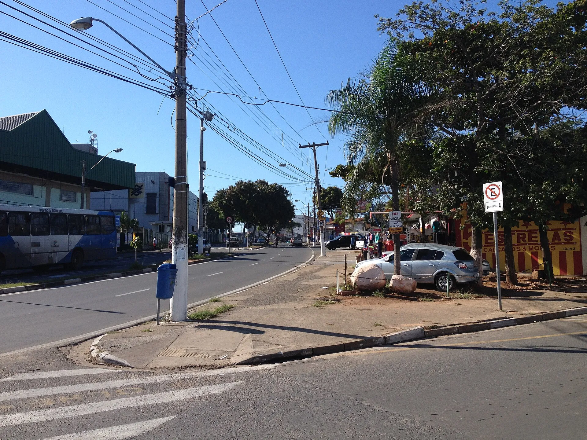 Rua Armando Frederico Renganeschi no Jardim Cristina, Ouro Verde, com casarões, postes e céu azul.