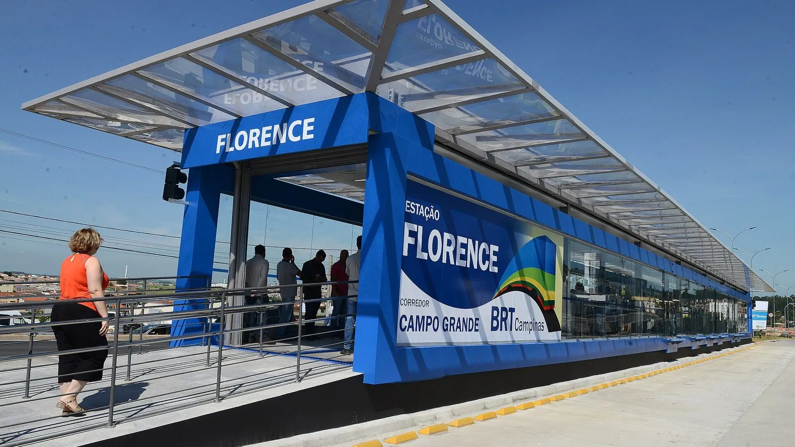 Estação Florence do corredor Campo Grande do BRT de Campinas, com cobertura de vidro e estrutura azul