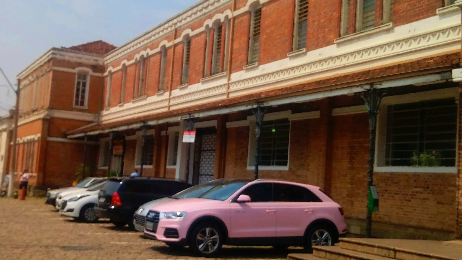 Fachada de tijolos da Estação Cultura, antiga estação ferroviária no Centro de Campinas