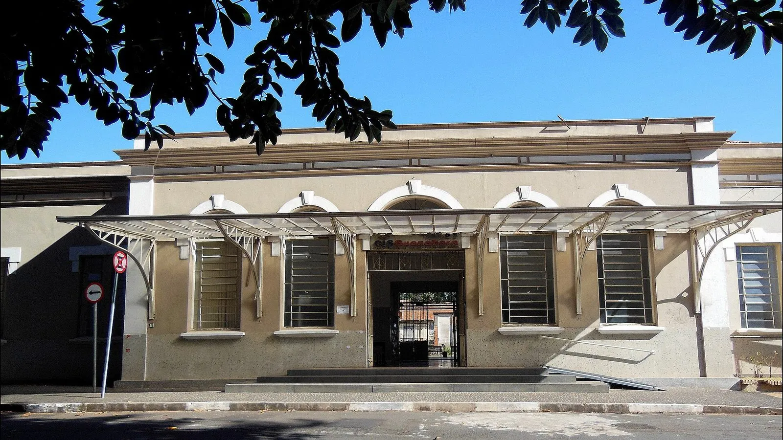 Fachada térrea da antiga Estação Guanabara, em Campinas, com janelas em arco, cobertura metálica sobre a entrada e o letreiro do CIS Guanabara
