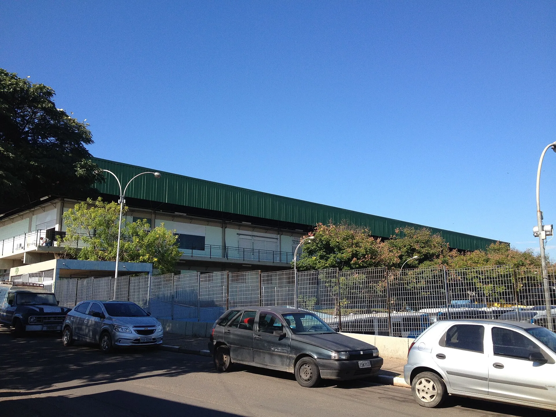 Fachada do Horto Shopping Ouro Verde com estacionamento e áreas verdes ao lado do terminal de transporte.