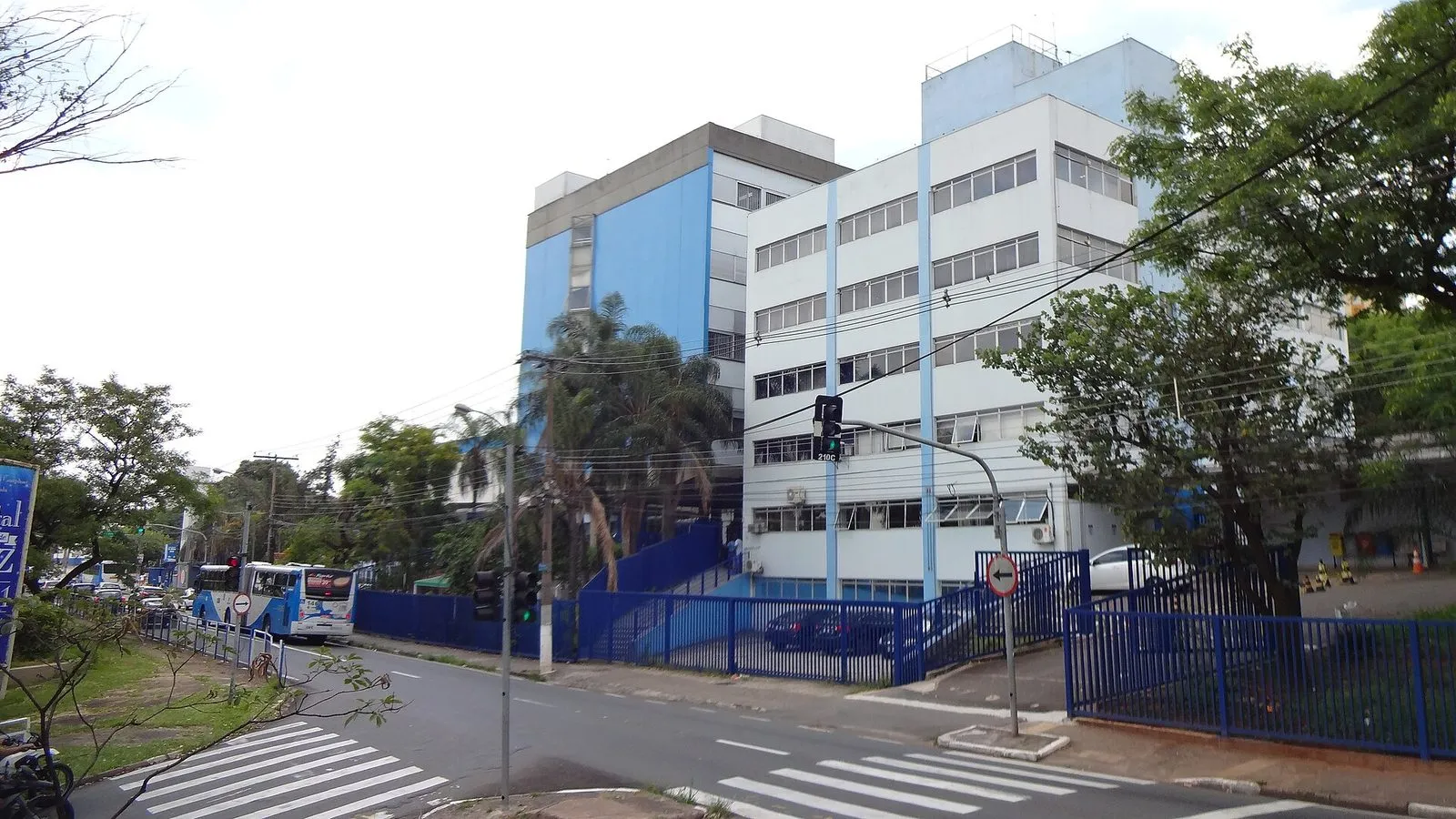 Fachada do Hospital Municipal Mário Gatti, prédio branco e azul na Avenida Prefeito Faria Lima, em Campinas