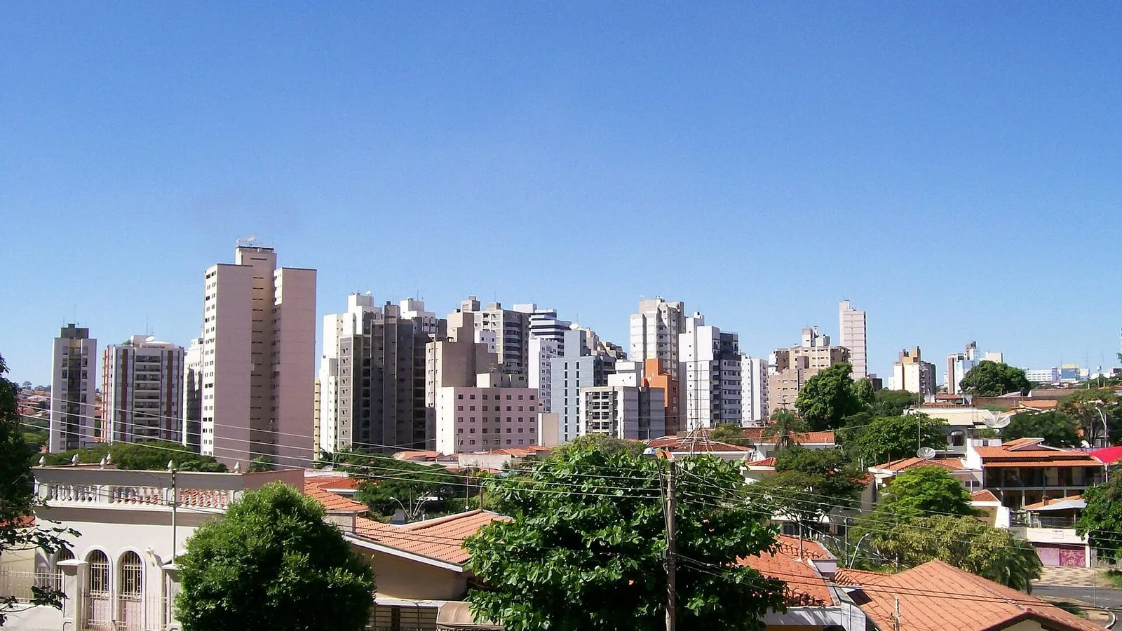Prédios e casas no Jardim Proença. O preço do metro quadrado varia bastante de um bairro para outro.
