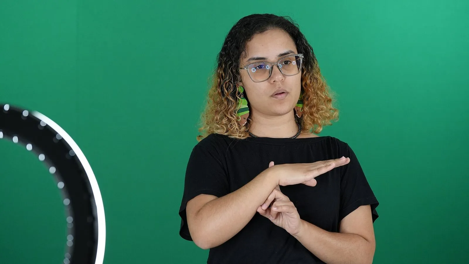 Intérprete de Libras sinalizando durante atendimento
