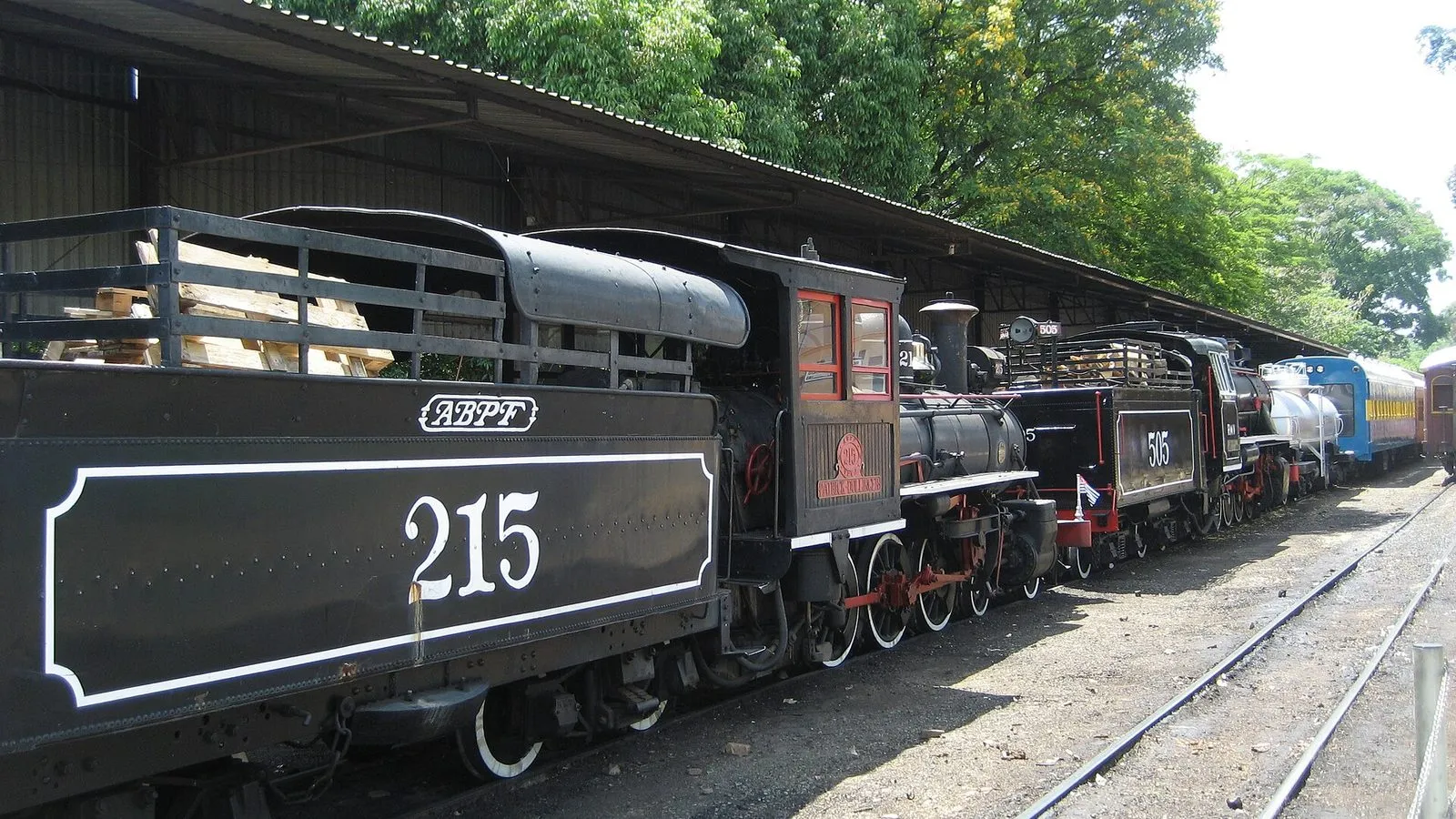 Locomotiva a vapor Maria Fumaça parada na plataforma da Estação Anhumas, em Campinas