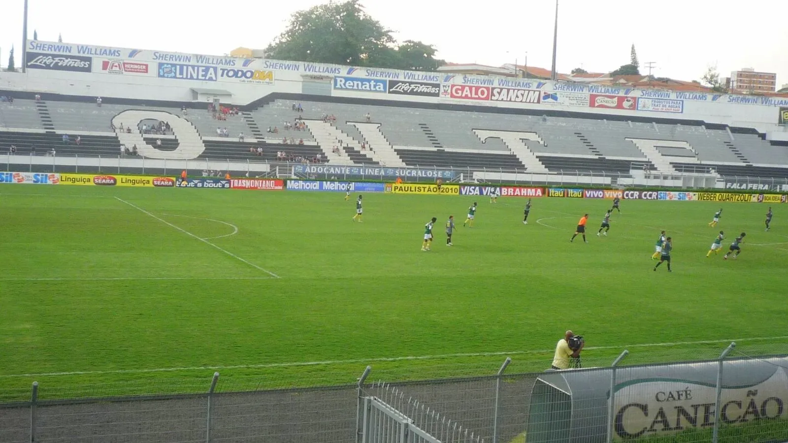 O interior do Estádio Moisés Lucarelli, o Majestoso.