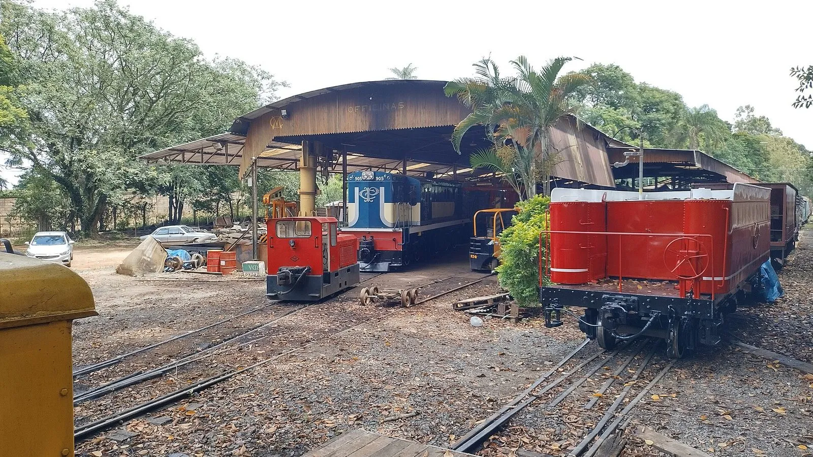 As oficinas da ABPF ao lado da Estação Carlos Gomes, onde locomotivas e vagões antigos são restaurados.