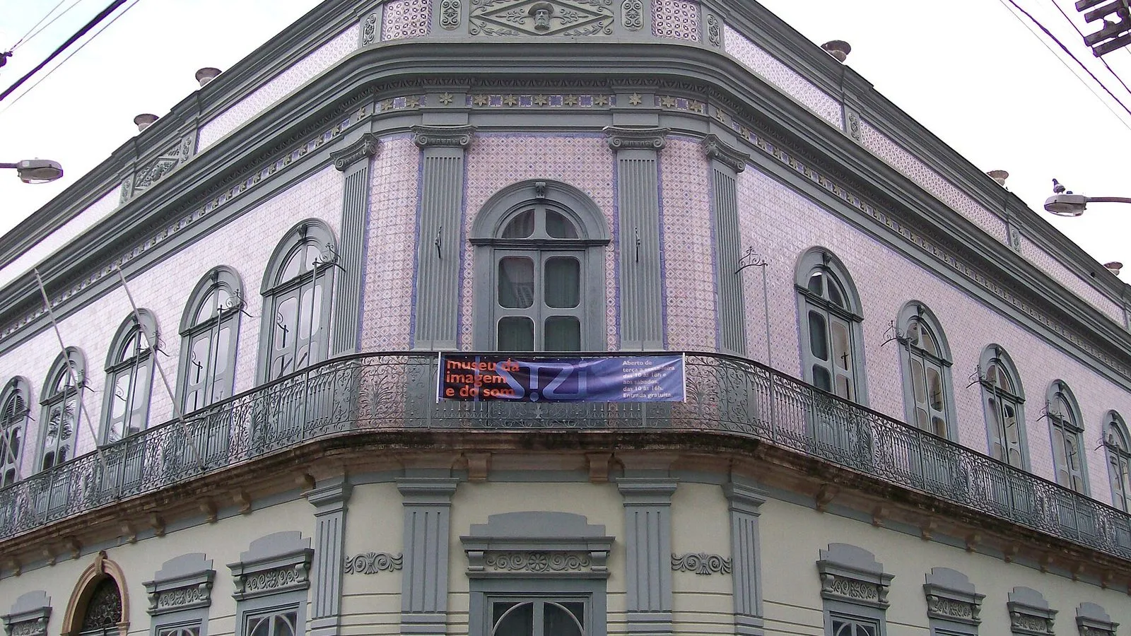 Fachada do Palácio dos Azulejos, sede do Museu da Imagem e do Som, no Centro de Campinas, com faixa do museu na sacada