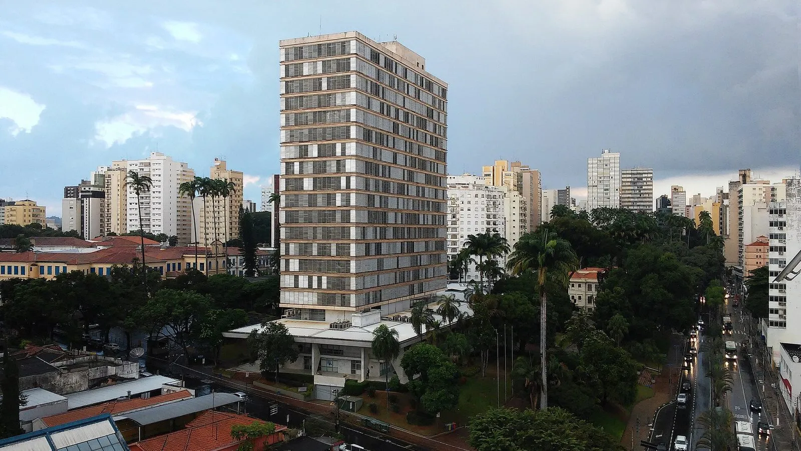 Palácio dos Jequitibás, sede da Prefeitura de Campinas, visto do alto, cercado de árvores e prédios do Centro