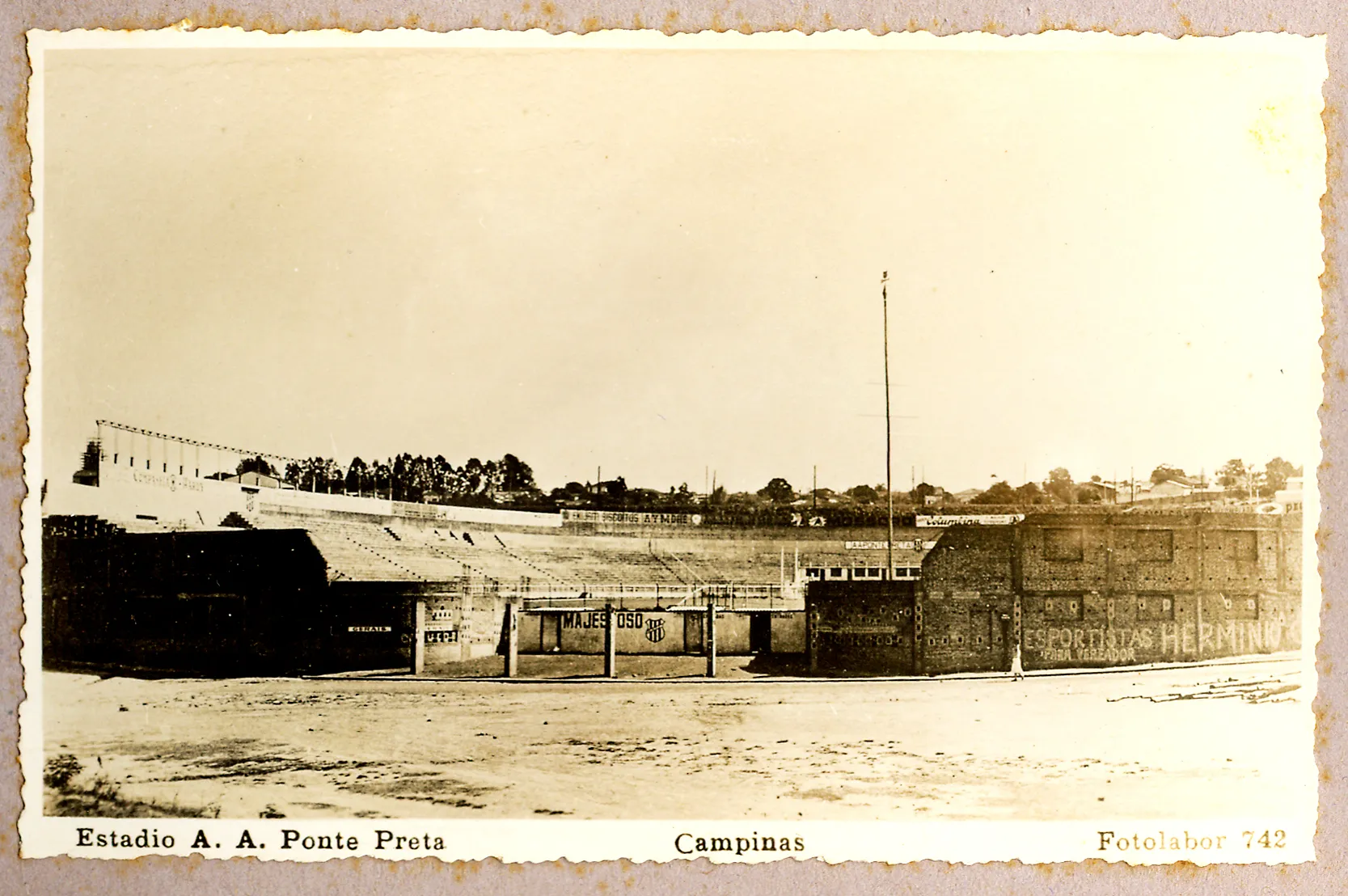 Estádio A. A. Ponte Preta em Campinas, vista frontal com arquibancadas e campo de futebol