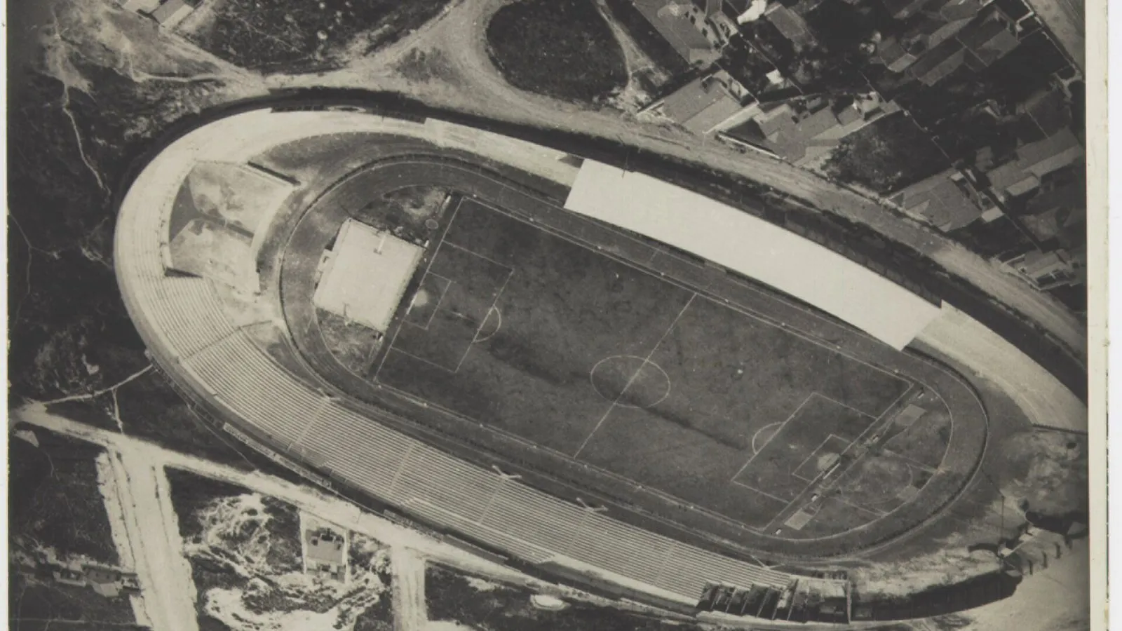 Vista aérea antiga do estádio da Ponte Preta, em registro de Werner Haberkorn.