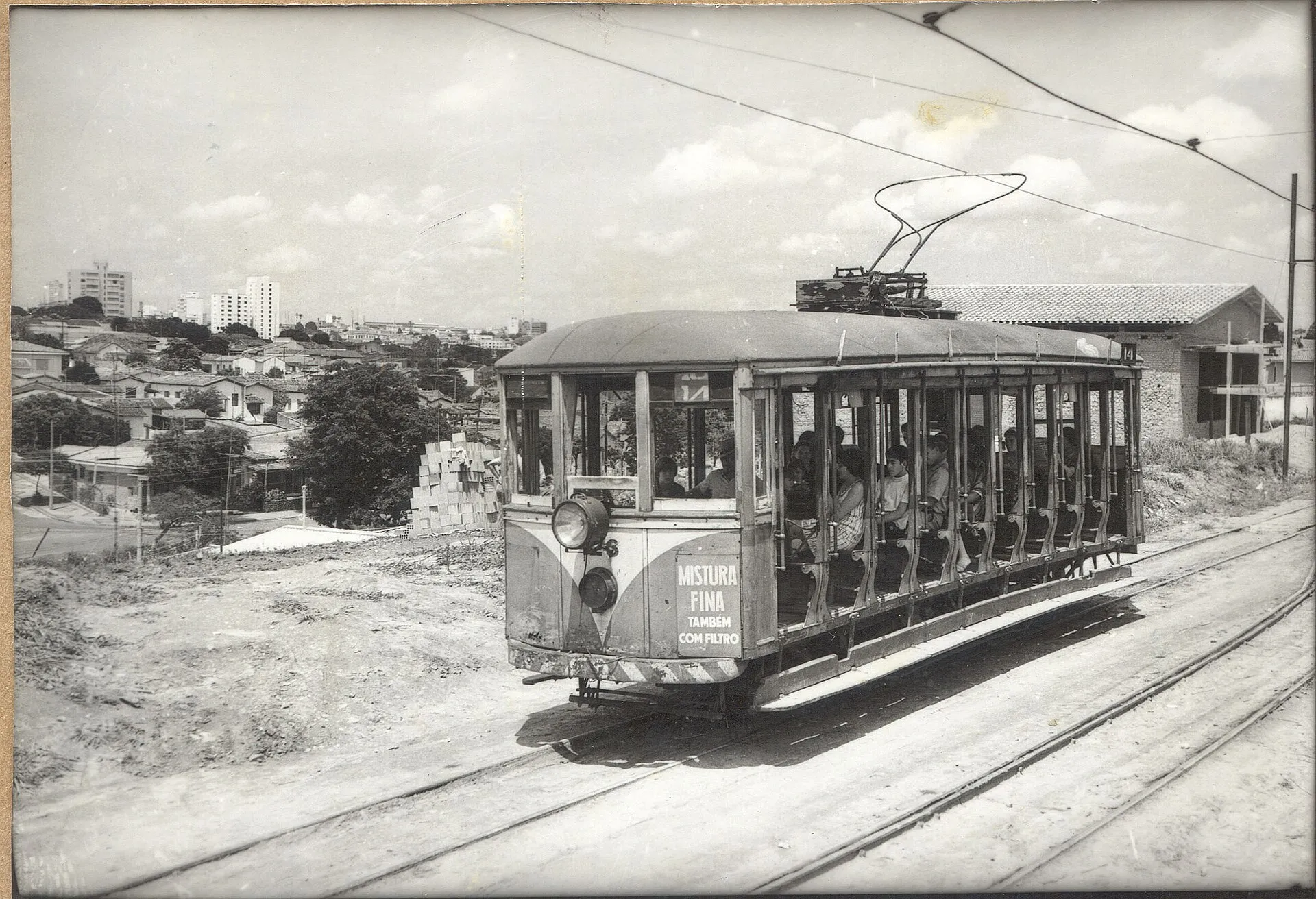 Bonde antigo em rua de Campinas, imagem histórica em preto e branco
