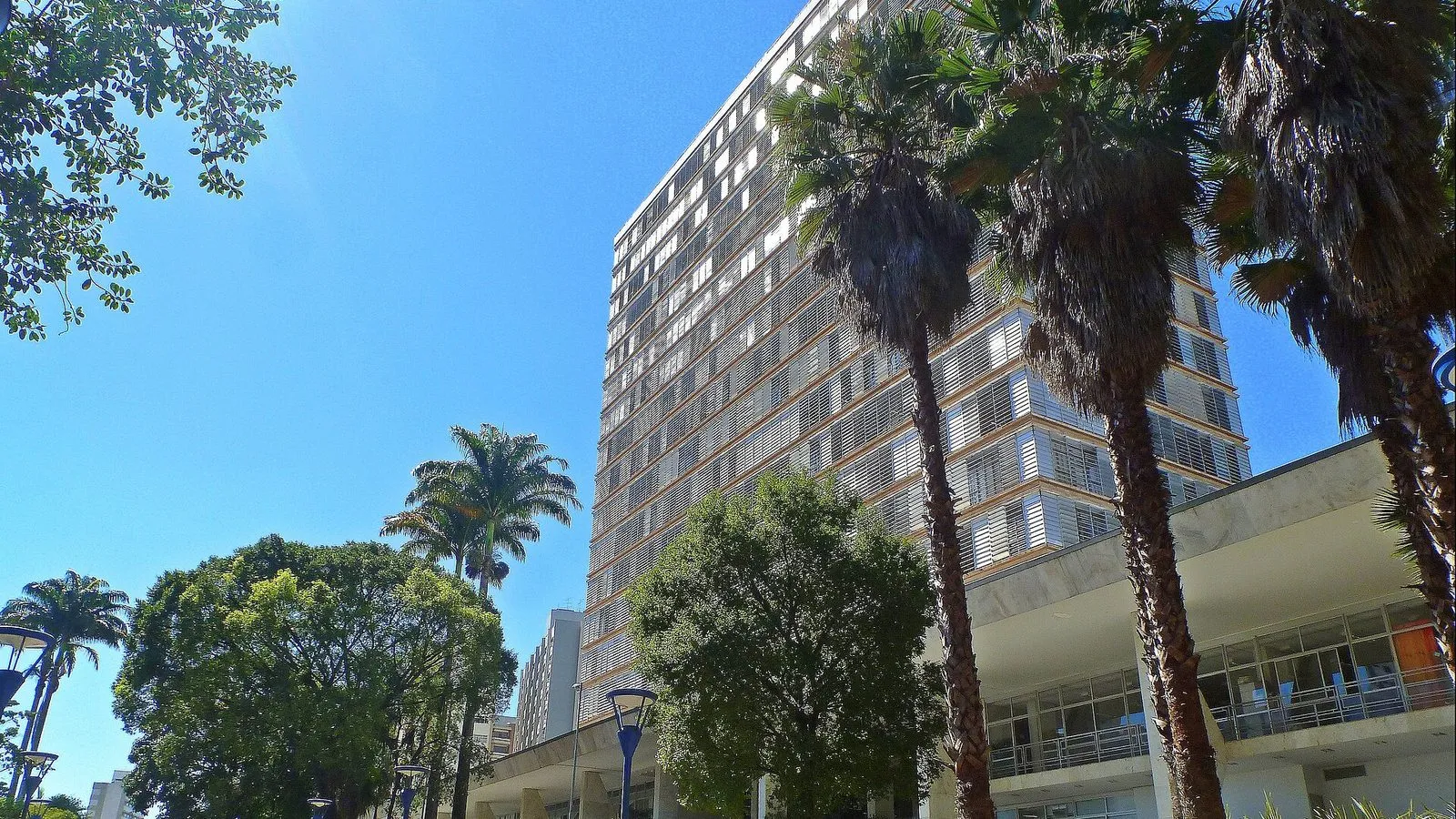 Palácio dos Jequitibás, sede da Prefeitura de Campinas, cercado por palmeiras