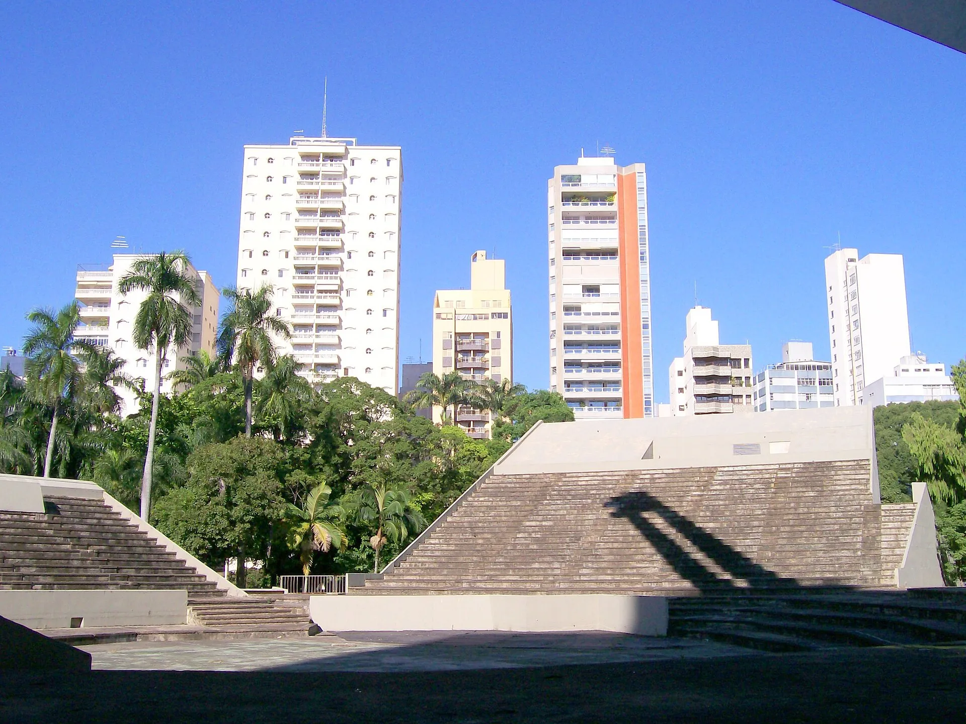 Teatro de Arena ao ar livre no Centro de Convivência de Campinas, com estrutura aberta e céu azul ao fundo