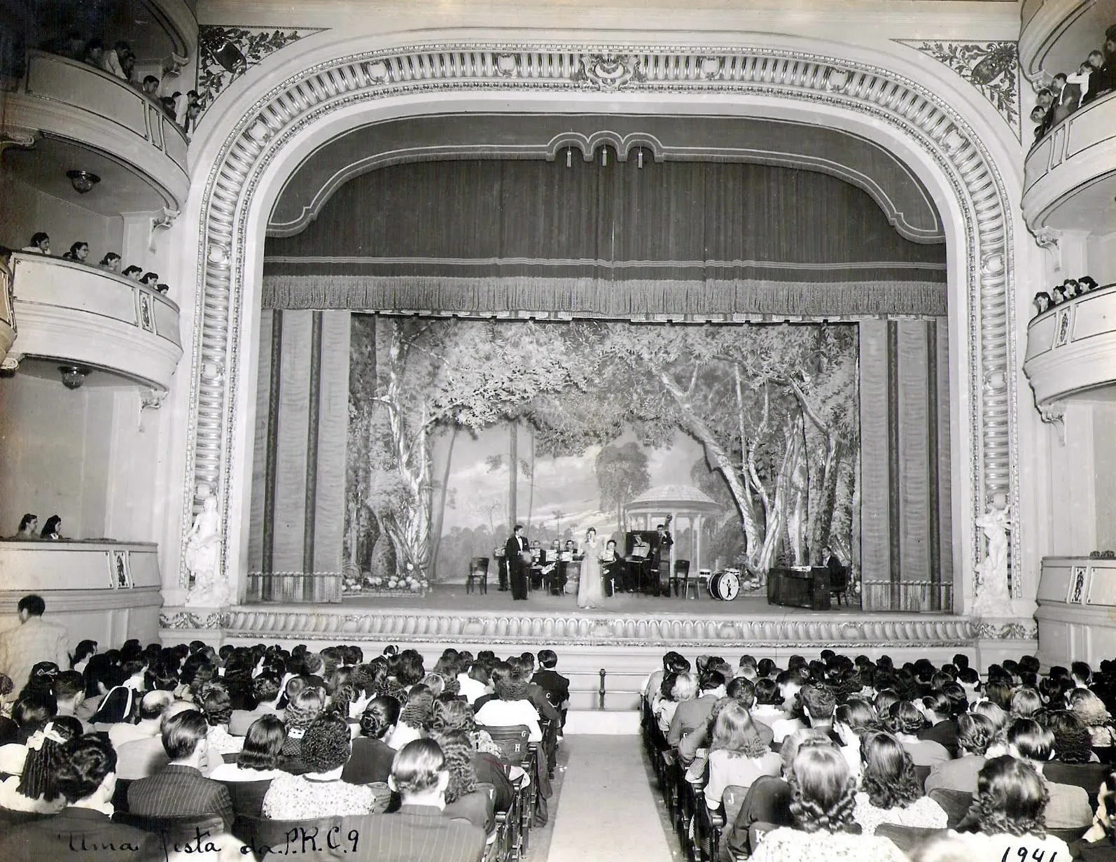 Interior do Teatro Municipal de Campinas com palco, proscênio ornamentado e plateia durante apresentação de 1941