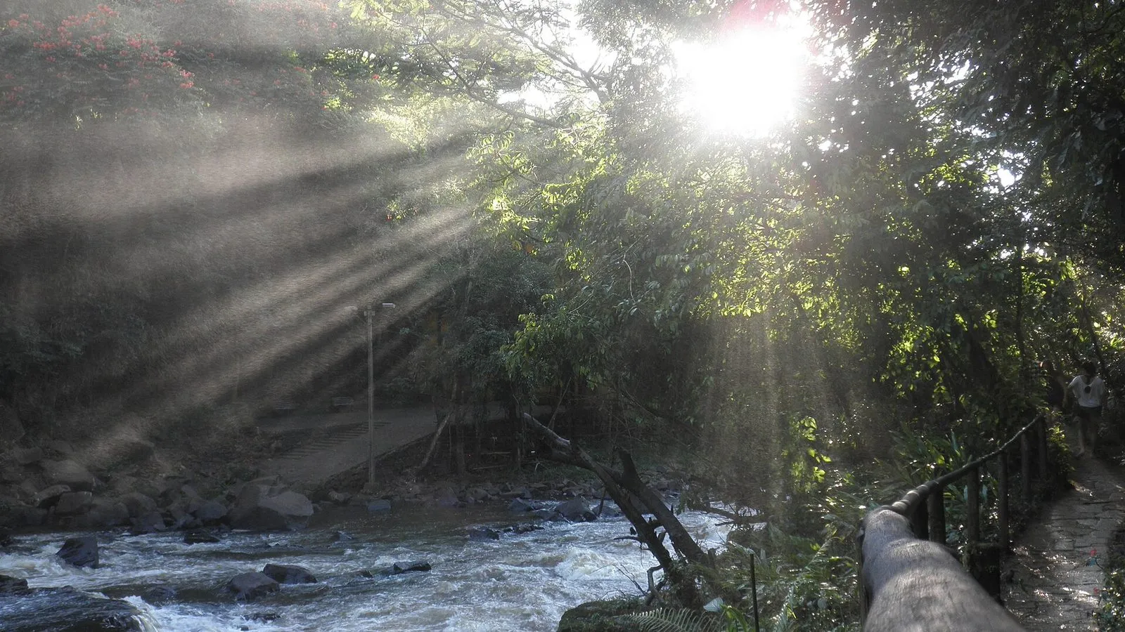 Corredeira do Rio Jacaré-Pepira, em Brotas, com passarela de madeira na margem.