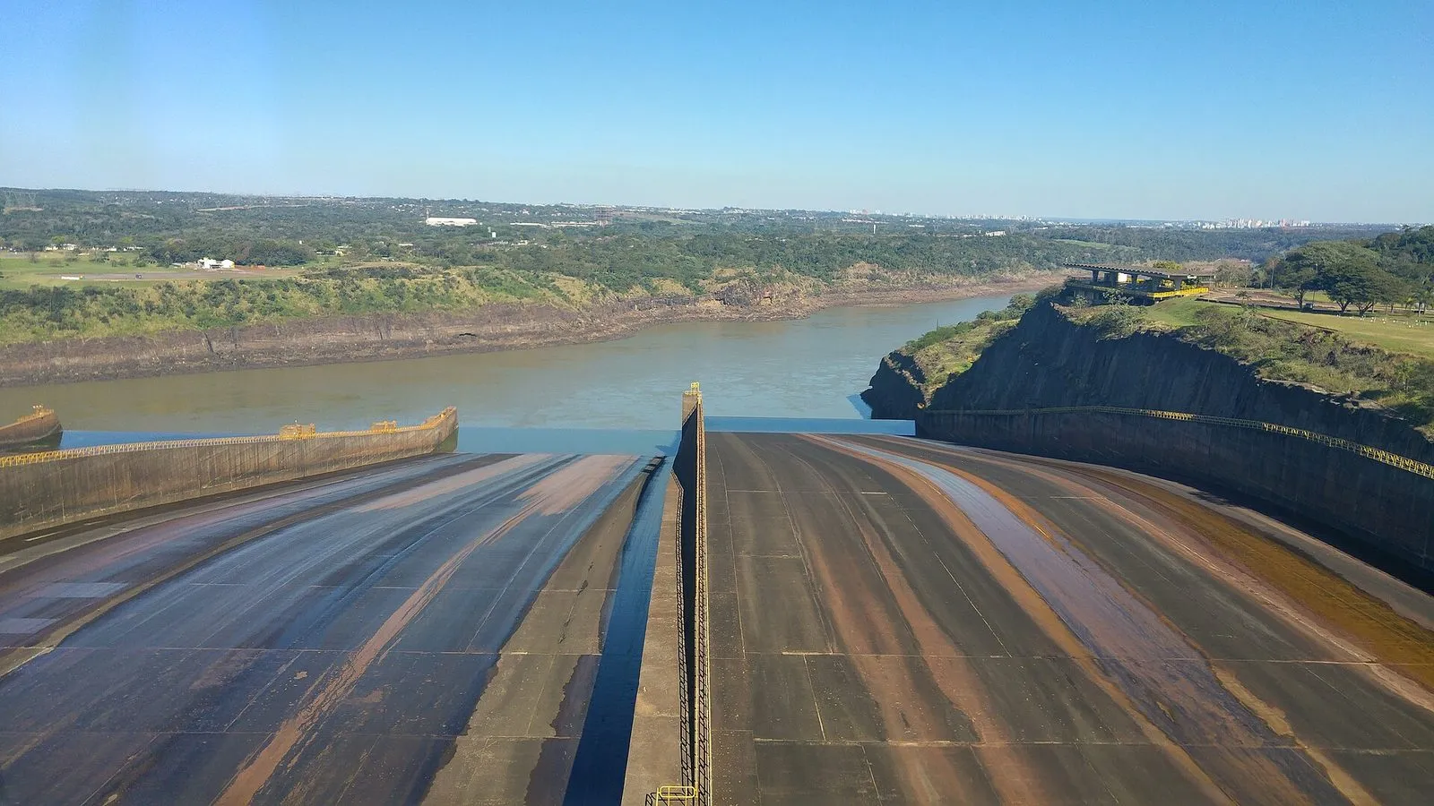 O vertedouro da usina de Itaipu, com o rio Paraná ao fundo, num dia de comportas fechadas.