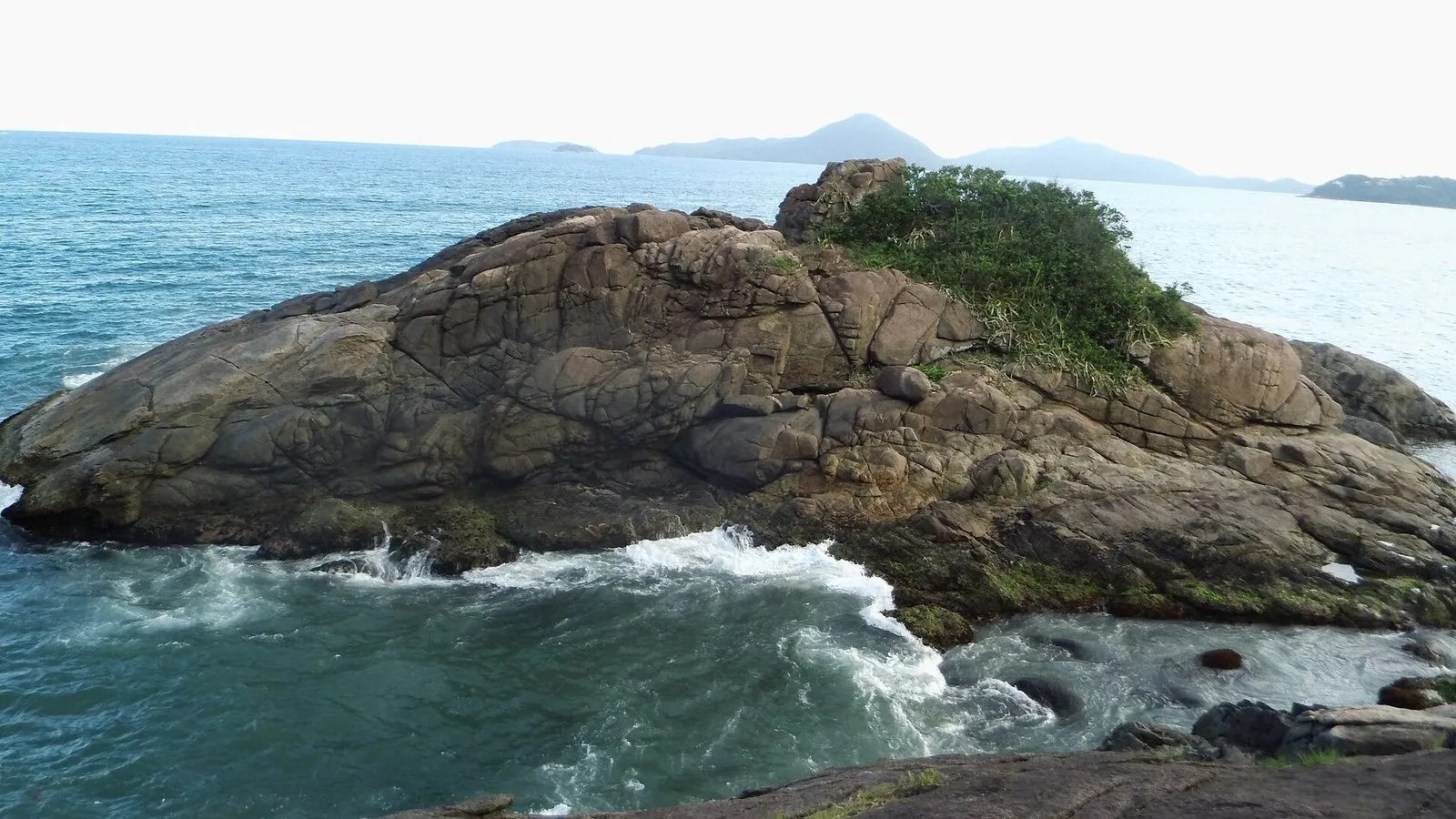 Pedra que separa a Praia Grande da Praia do Tenório, duas praias perto do centro de Ubatuba.