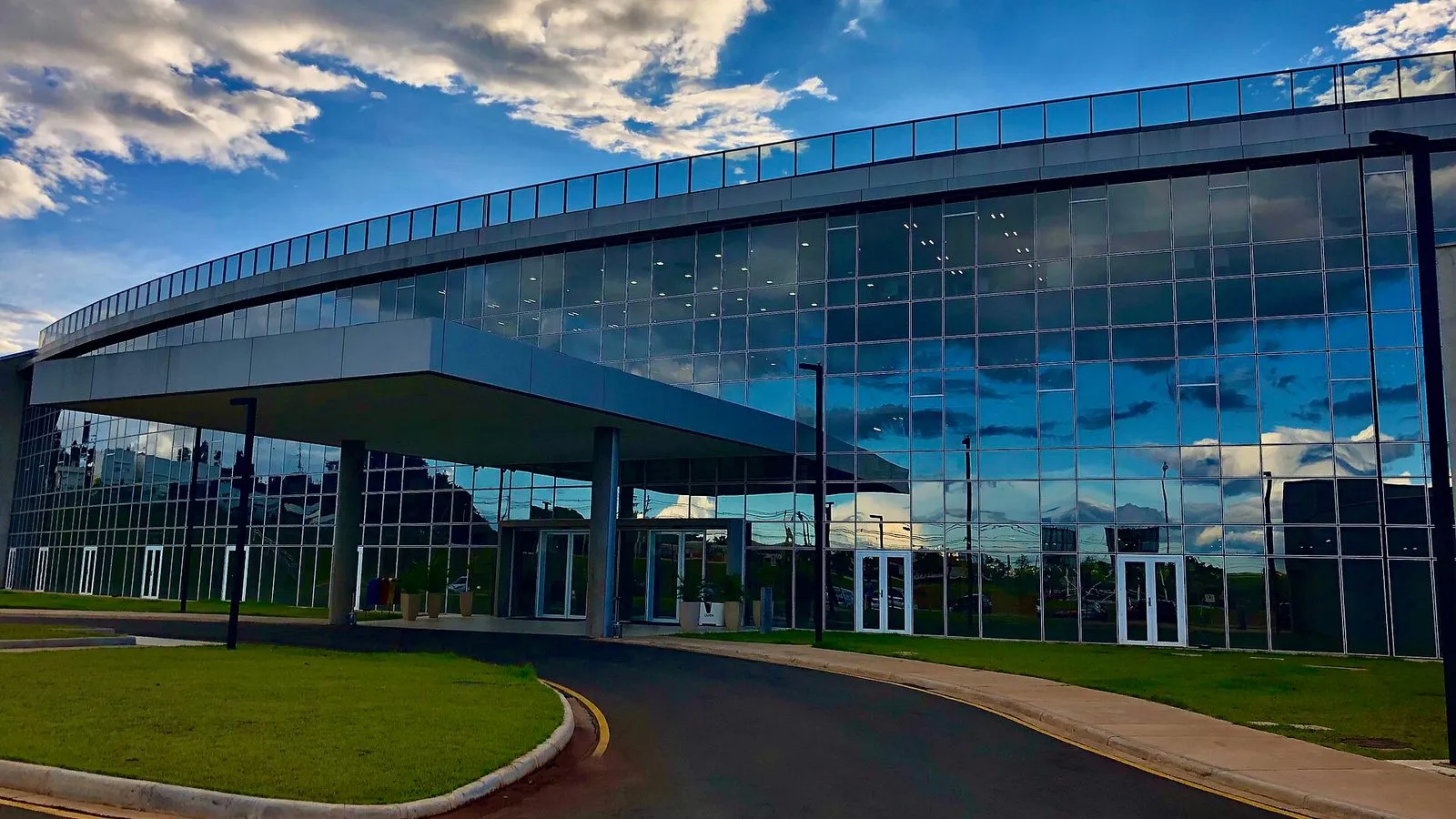 Entrada envidraçada do prédio do Sirius, no campus do CNPEM, em Campinas