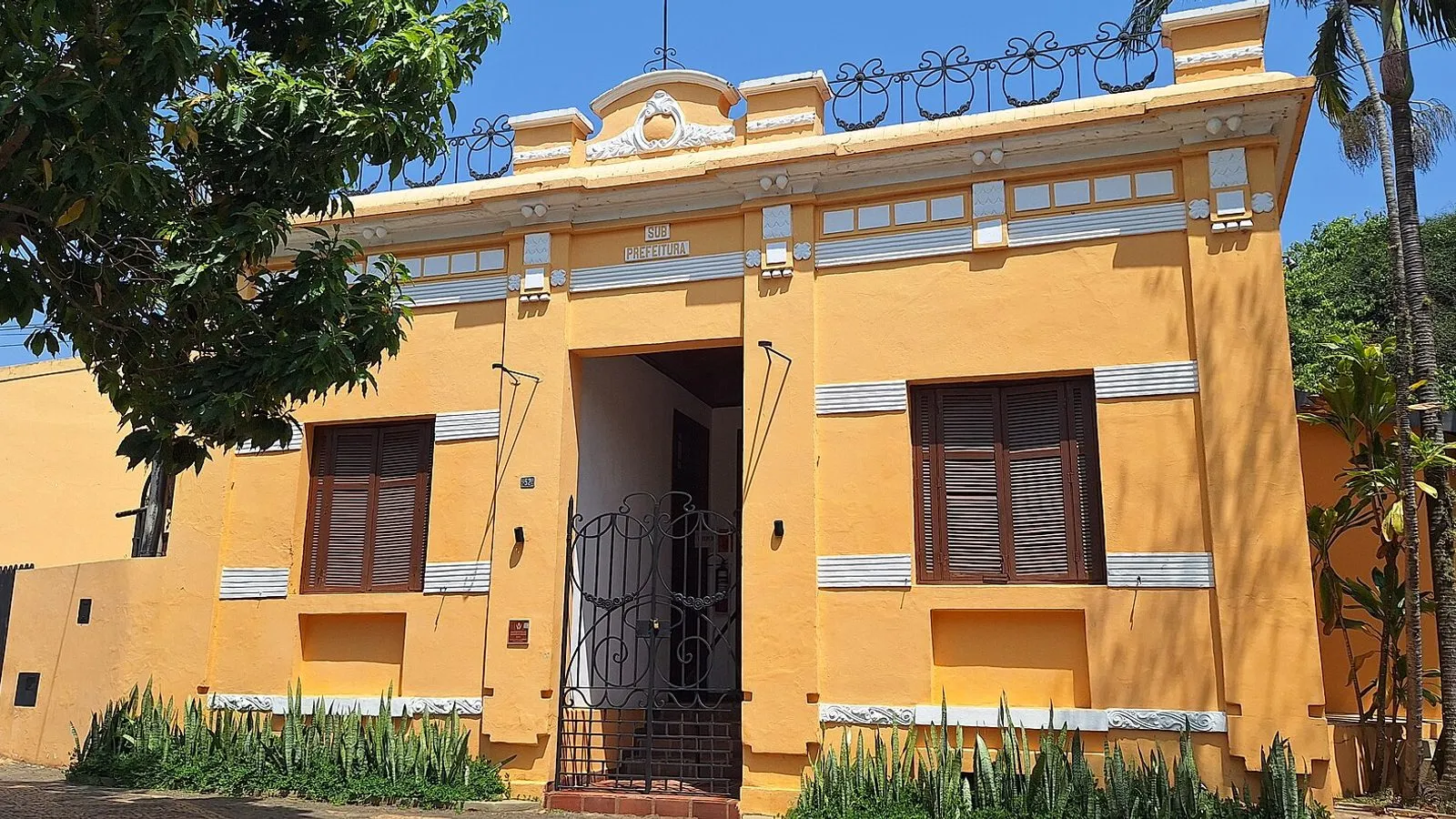 Fachada amarela da Subprefeitura de Sousas, em Campinas