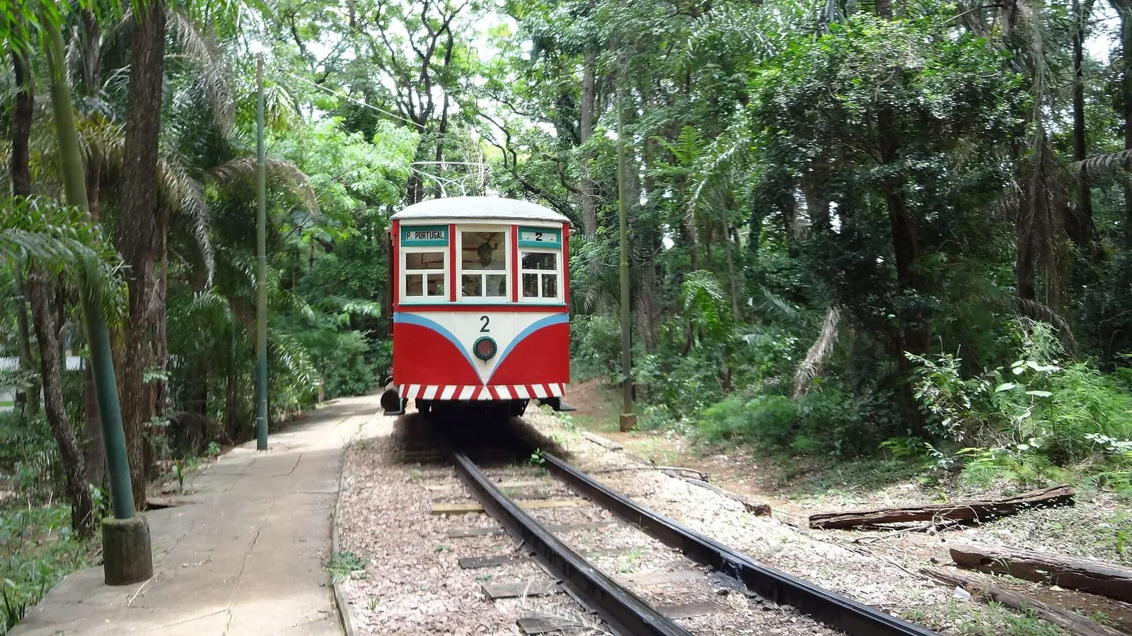 Bonde histórico do Parque Portugal, parado para restauro.