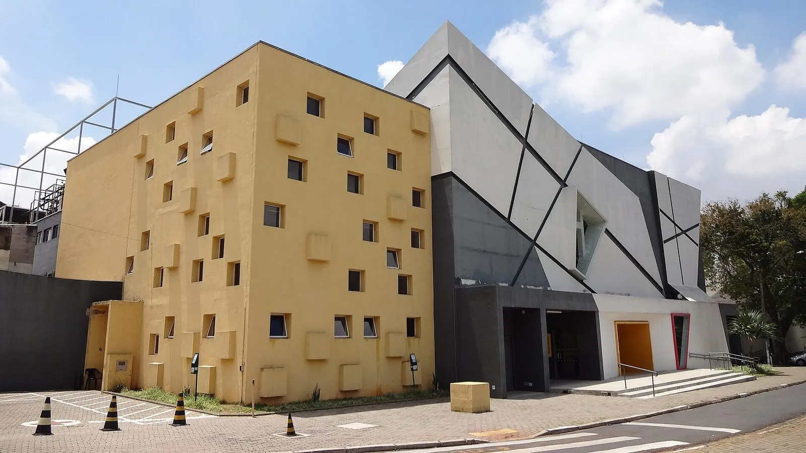 Fachada do Teatro Municipal Castro Mendes, na Vila Industrial, em Campinas, com o prédio amarelo e a parte cinza em formas geométricas