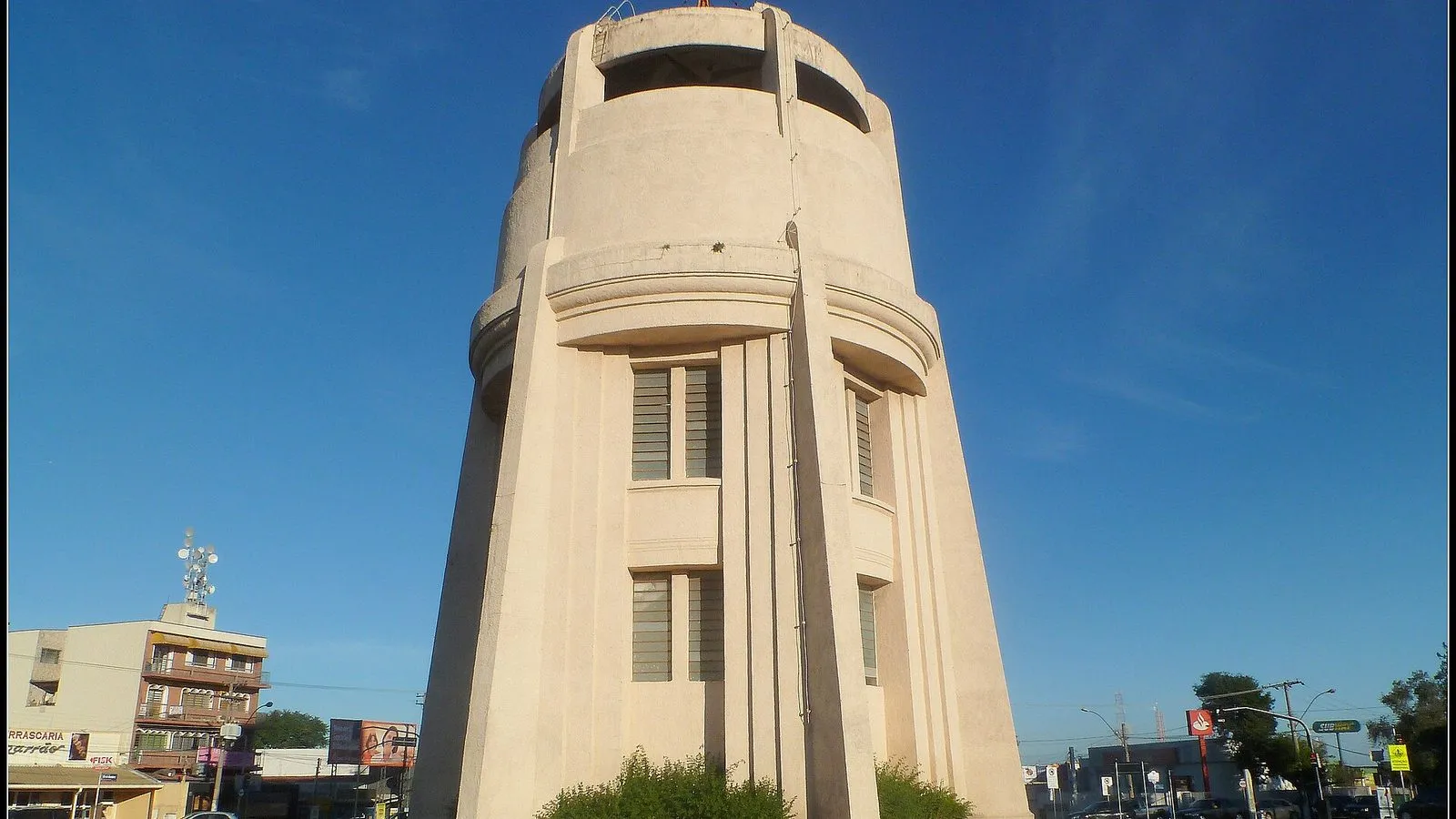 Torre do Castelo, antiga caixa d'água em estilo art déco pintada de bege, vista de baixo contra o céu azul em Campinas