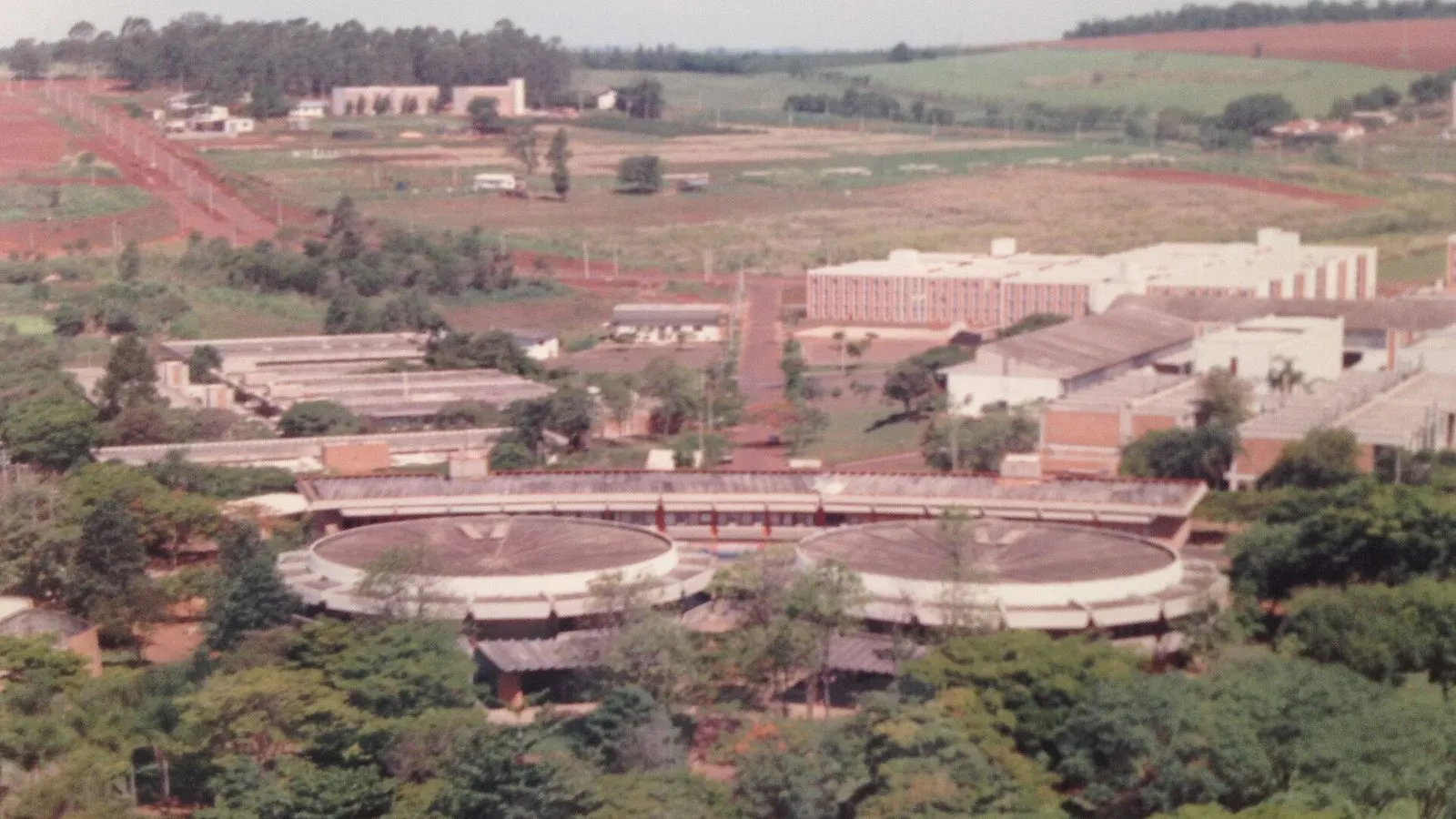 O campus da Unicamp por volta de 1990, já com o traçado em círculo que marca a universidade.
