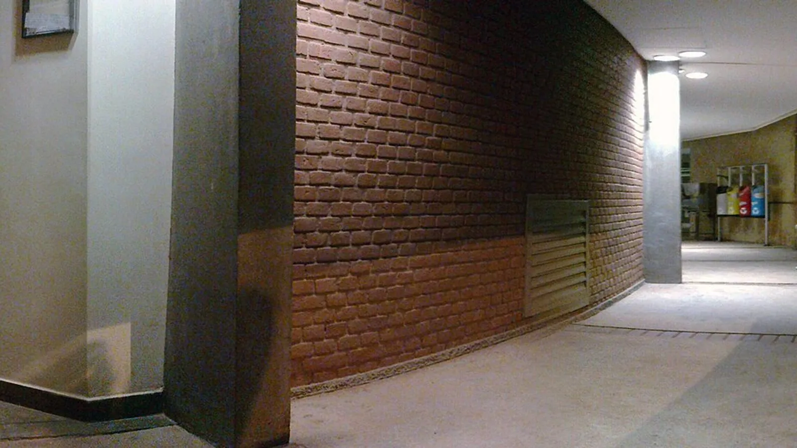 Corredor do Ciclo Básico, onde ficam muitas das salas de aula dos primeiros anos.