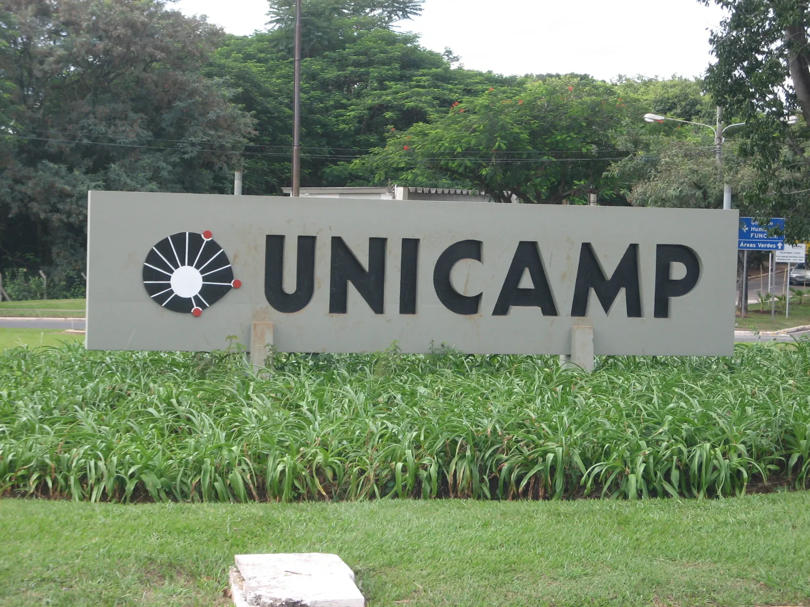 Monumento de pedra com logo da Unicamp em uma das entradas do campus