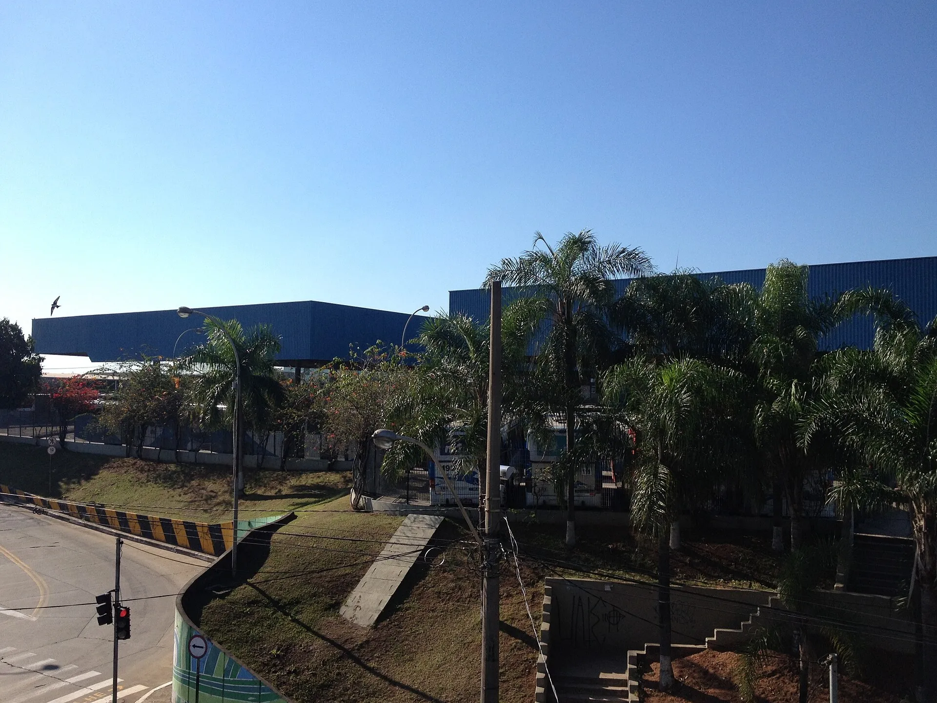 Terminal Ouro Verde com estrutura moderna, áreas verdes e céu azul em Campinas