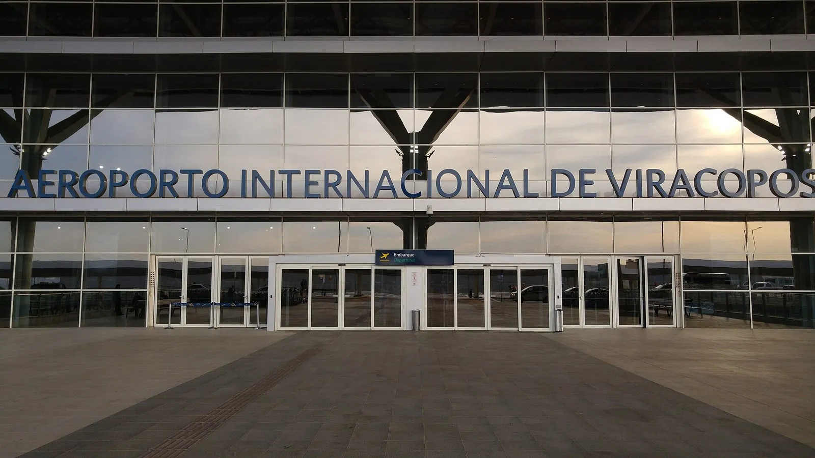 Entrada do terminal de passageiros do Aeroporto Internacional de Viracopos, em Campinas