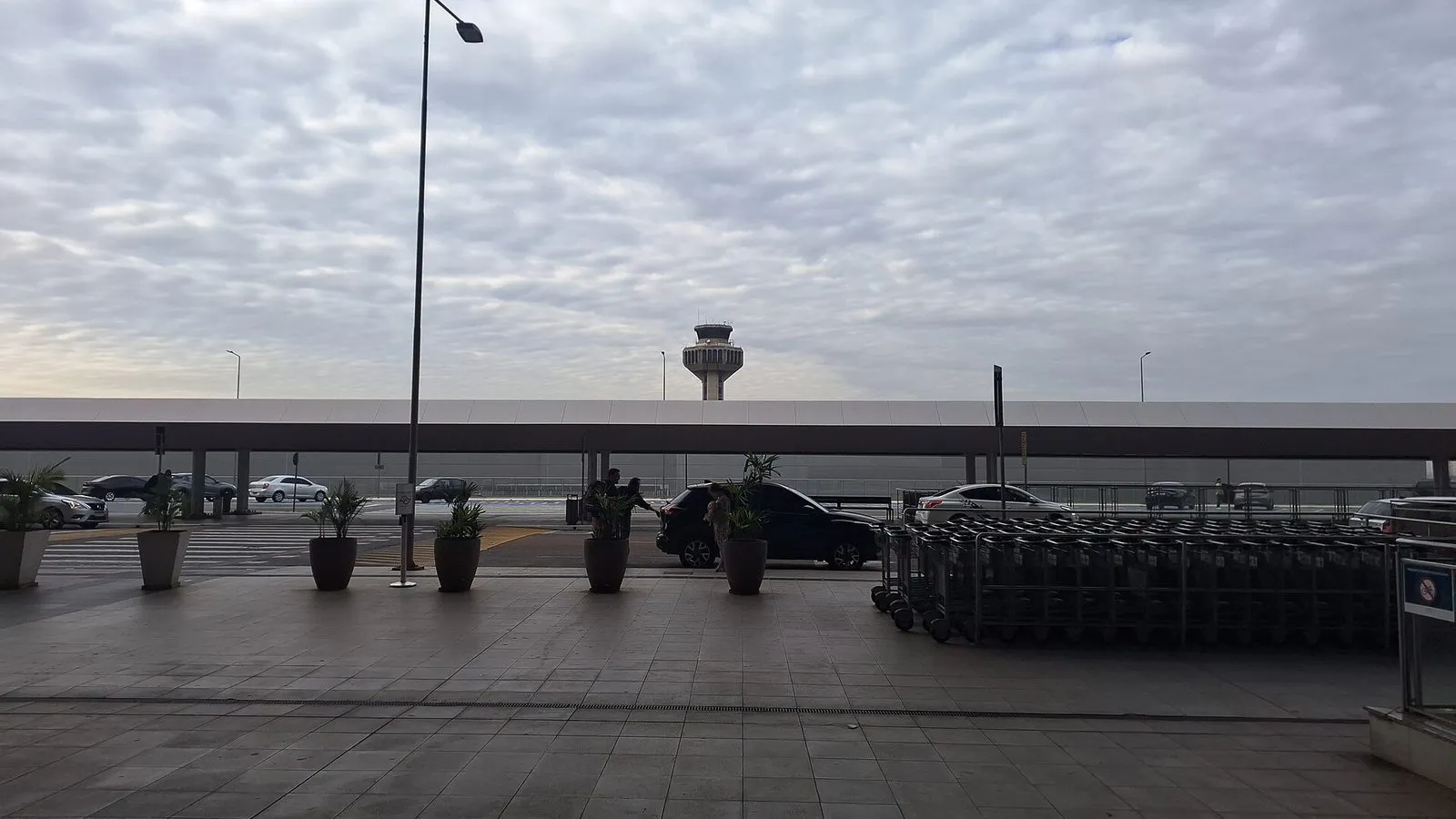 Torre de controle do Aeroporto de Viracopos vista da calçada do terminal de passageiros, em Campinas